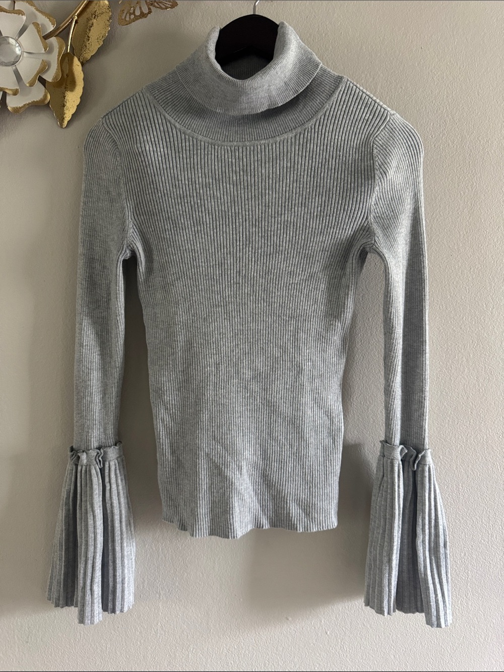 Romeo & Juliet Couture Light Gray Ribbed Turtleneck Sweater